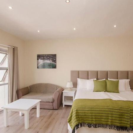 Small Bay Guest House Bloubergstrand Esterno foto