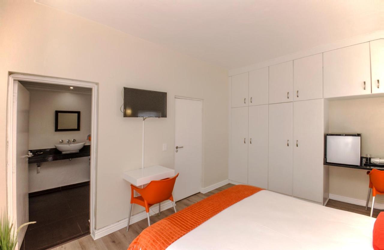 Small Bay Guest House Bloubergstrand Esterno foto