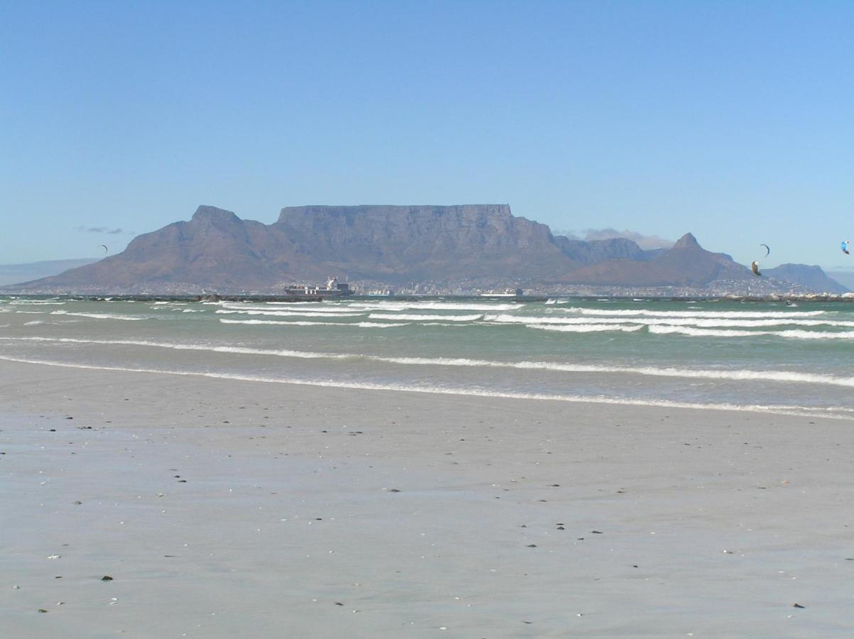 Small Bay Guest House Bloubergstrand Esterno foto
