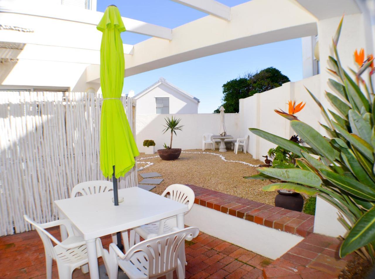 Small Bay Guest House Bloubergstrand Esterno foto